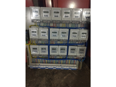 安裝配電箱時，如何確保電氣連接的可靠性和安全性？